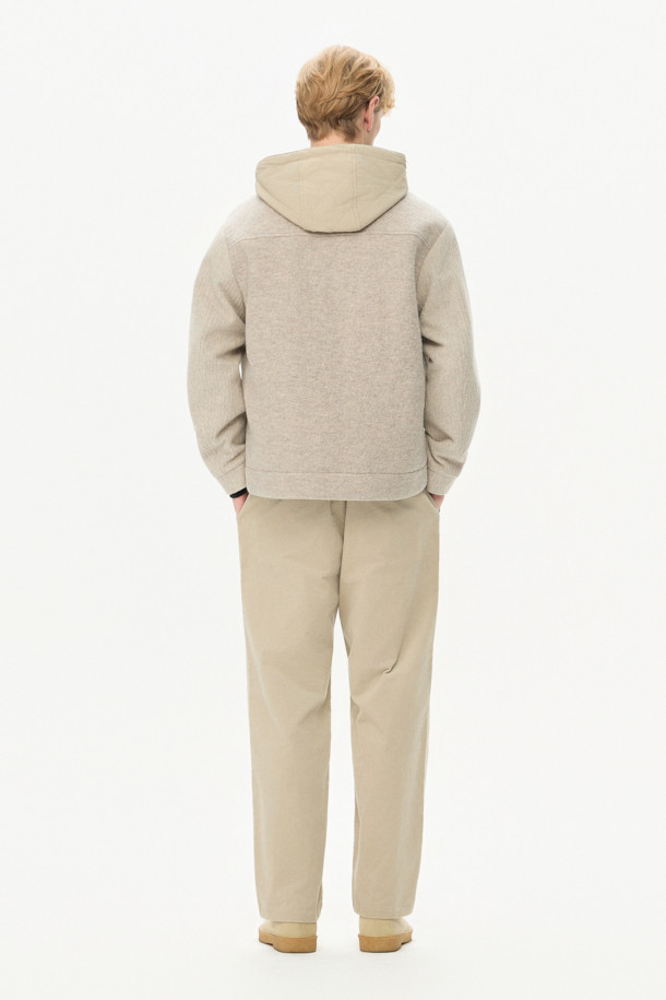 부드러운 코듀로이 소재로 제작되어 편안한 착용감을 선사하는 코듀로이 스트링 팬츠입니다. 일상생활에서 활용하기 좋은 릴랙스핏 디자인으로, 캐주얼하고 미니멀한 스타일을 연출합니다. 허리 드로우스트링으로 허리 사이즈를 조절할 수 있으며, 양 사이드 포켓과 뒷포켓으로 실용성을 더했습니다. 가을과 겨울에 따뜻하게 착용할 수 있으며, 베이지 색상으로 다양한 상의와 매치하기 용이합니다. 출근룩과 캠핑룩 등, TPO에 맞게 폭넓게 활용할 수 있습니다.
