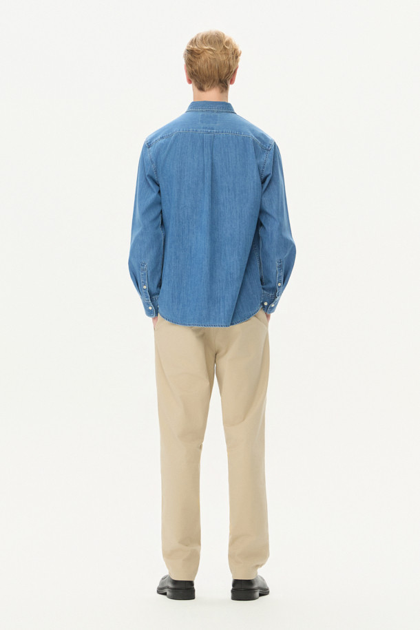 캐주얼과 클래식 스타일을 넘나드는 데님 셔츠입니다. 코튼 100% 소재로 제작되어 부드러운 착용감을 선사하며, 레귤러핏으로 편안하게 착용 가능합니다. 은은한 워싱 기법과 뒷면 요크 주름 디테일이 돋보이며, 컬러 자수 포인트로 은은한 멋을 더했습니다. 가을, 겨울 시즌 데이트룩, 출근룩 등 다양한 TPO에 활용하기 좋은, 활용도 높은 긴소매 셔츠입니다.
