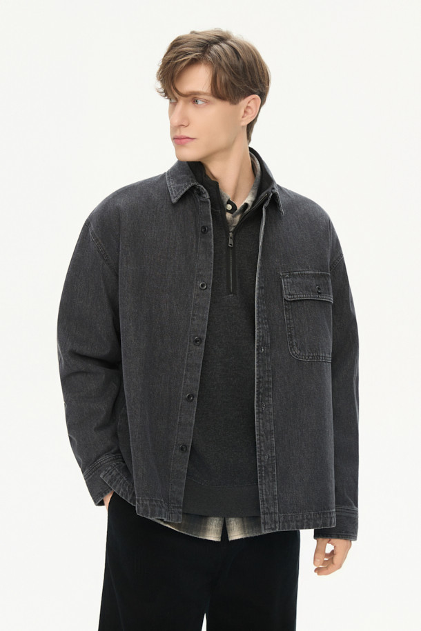 톤 다운된 그레이 컬러의 데님 아우터형 셔츠입니다. 부드러운 면 소재로 제작되어 편안한 착용감을 선사하며, 가을 시즌에 활용하기 좋습니다. 루즈핏으로 제작되어 캐주얼한 스타일을 연출하며, 헨리코튼 포인트 라벨과 옆선 트임, 워싱 가공 디테일이 돋보입니다. 출근룩이나 모임룩 등 다양한 TPO에 활용할 수 있으며, 미니멀, 클래식 스타일과도 잘 어울립니다. 긴 소매 기장의 레귤러 기장으로, 데일리 아이템으로 활용하기 좋습니다.
