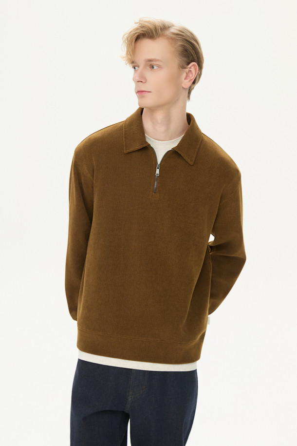 가을, 겨울 시즌에 안성맞춤인 브라운 컬러의 코듀로이 집업 카라티입니다. 루즈핏으로 제작되어 편안한 착용감을 선사하며, 하프 집업 디자인과 카라 디테일로 캐주얼, 클래식, 미니멀 스타일을 모두 소화할 수 있습니다. 부드러운 코듀로이 소재에 두꺼운 두께감으로 보온성을 높였으며, 9월부터 3월까지 폭넓게 활용 가능합니다. 출근룩은 물론 모임룩으로도 손색없는, 여유로운 실루엣의 무지 디자인이 특징입니다. 가슴둘레 116cm로 넉넉한 핏을 제공합니다.
