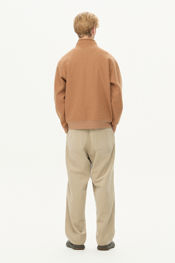 베이지와 브라운 컬러의 텍스처드 하프 집업입니다. 울 소재에 멜란지 패턴으로 포근하고 고급스러운 느낌을 주며, 루즈핏 디자인과 하이넥으로 편안한 착용감을 선사합니다. 가을, 겨울 시즌에 어울리는 두꺼운 두께감으로 보온성을 높였으며, 부드러운 촉감이 특징입니다. 하프 집업 디자인, 넥 안쪽 시보리 립 마감, 소매와 밑단 립 처리, 나일론 배색 디테일로 캐주얼, 클래식, 미니멀 스타일 모두 소화 가능합니다. 출근룩이나 캠핑룩 등 다양한 TPO에 활용해보세요.
