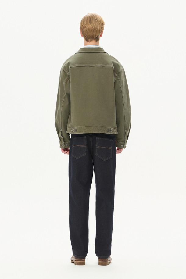 세련된 워크웨어 무드의 데님 스트레치 점퍼입니다. 빈티지한 카키 컬러와 무지 디자인이 어우러져 다양한 스타일을 연출하기 좋습니다. 가슴 포켓, 멀티 포켓, 리벳 장식, 밑단 비죠 디테일 등 섬세한 디테일이 돋보이며, 컴포트핏으로 편안한 착용감을 선사합니다. 신축성 있는 데님 소재로 활동성을 높였으며, 크롭 기장과 긴 소매 디자인으로 트렌디함을 더했습니다. 데이트룩, 모임룩 등 캐주얼하고 미니멀한 스타일을 연출하고 싶을 때 적합합니다.
