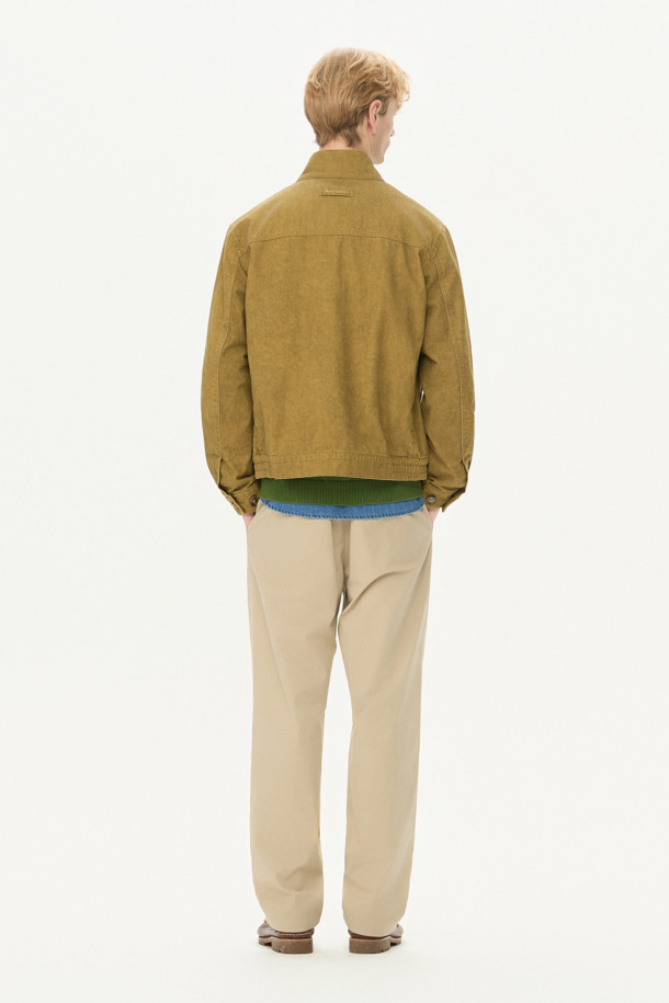 세련된 무드의 [Imported Fabric] 배색 해링턴 점퍼입니다. 면 소재로 제작되어 견고한 촉감과 편안한 착용감을 선사하며, 가을 시즌에 적합합니다. 베이지 컬러의 체크 패턴이 캐주얼하면서도 미니멀한 스타일을 연출합니다. 밑단 사이드 엘라스틱 밴드, 소매 커프스 턱 디테일, 내부 Halley Stevensons 체크 배색으로 디자인의 완성도를 높였습니다. 출근룩과 모임룩 등 다양한 TPO에 활용 가능하며, 캐주얼, 미니멀, 클래식 스타일을 즐기는 분들께 추천합니다.
