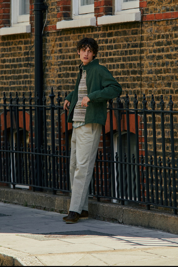 [Imported Fabric] 배색 해링턴 점퍼는 캐주얼함과 모던함을 동시에 갖춘 가을 시즌 필수 아우터입니다. 그린 컬러와 체크 패턴이 돋보이며, 일상에서 편안하게 착용하기 좋습니다. 넉넉한 컴포트핏으로 활동성을 높였으며, 밑단 사이드 엘라스틱 밴드와 소매 커프스 턱 디테일이 특징입니다. 내부에는 Halley Stevensons 체크 원단 배색을 사용하여 고급스러움을 더했습니다. 가슴둘레 120cm, 기장 65cm로 제작되어 동네 마실룩, 가을 나들이룩 등 다양한 TPO에 활용할 수 있습니다.
