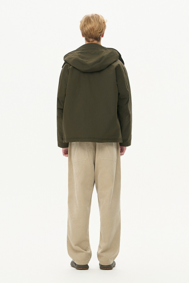 가을 시즌 아웃도어 활동과 일상에서 활용하기 좋은 패디드 후드 점퍼입니다. 카키와 올리브 두 가지 색상으로 출시되었으며, 세미 오버핏으로 편안한 착용감을 선사합니다. 발수 가공된 나일론, 폴리에스테르 혼방 소재에 두꺼운 패딩 충전재를 사용하여 보온성을 높였습니다. 후드 일체형 디자인과 스트링 디테일, 사이드 플랩 포켓, 소매 턱 디테일이 특징이며, 캠핑룩, 등산룩, 여행룩, 고프코어 및 캐주얼 스타일을 연출하기 좋습니다.
