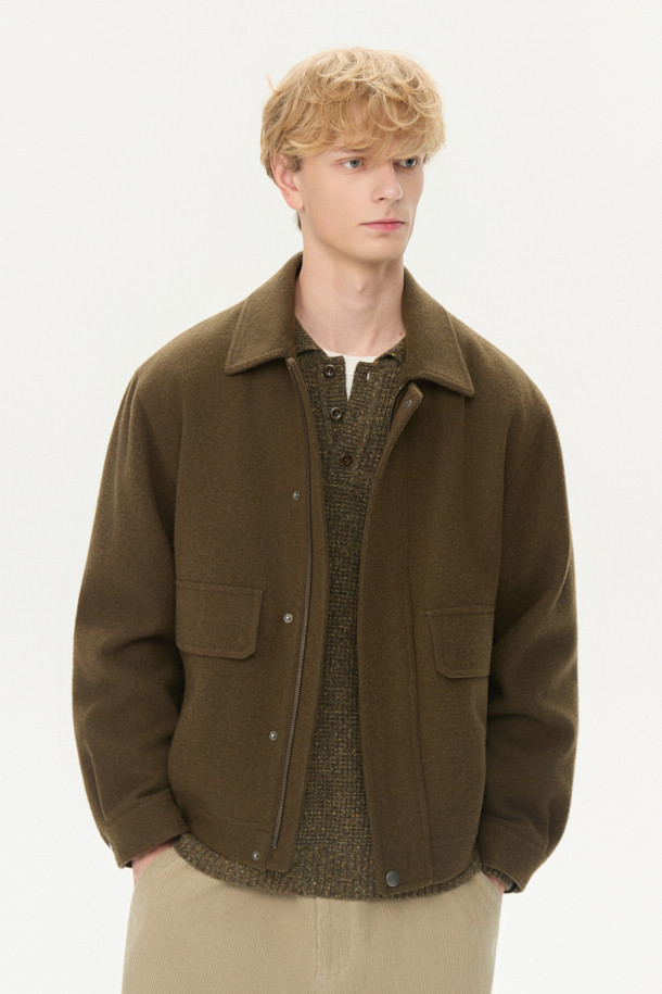 세련된 스타일을 완성하는 울 집업 블루종입니다. 고급스러운 울과 캐시미어 혼방 소재로 제작되어 부드러운 촉감과 뛰어난 보온성을 자랑합니다. 가을, 겨울 시즌에 안성맞춤이며, 클래식한 무드의 무지 디자인으로 다양한 룩에 매치하기 좋습니다. 컴포트 핏으로 편안한 착용감을 선사하며, 사이드 포켓, 밑단 엘라스틱 밴드, 히든 스냅 디테일로 실용성을 더했습니다. 출근룩, 모임룩, 데이트룩 등 폭넓은 TPO에 활용 가능한 머스트 해브 아이템입니다.
