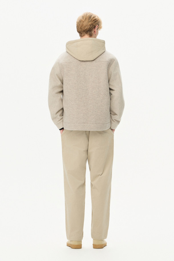 이탈리안 패브릭 디테처블 후드 울 다운 점퍼는 겨울철 당신의 스타일을 책임질 아우터입니다. 고급스러운 이태리 울 원단을 사용하여 부드러운 촉감과 따뜻함을 선사하며, 베이직하고 클래식한 디자인으로 어떤 룩에도 잘 어울립니다. 탈착 가능한 후드로 다양한 스타일 연출이 가능하며, 구스다운 충전재와 퀼팅 디테일로 보온성을 높였습니다. 차분한 그레이 컬러와 베이직핏, 사이드 포켓 디자인으로 출근룩, 오피스룩, 모임룩 등 TPO에 구애받지 않고 시크하고 미니멀한 스타일을 완성할 수 있습니다. 
