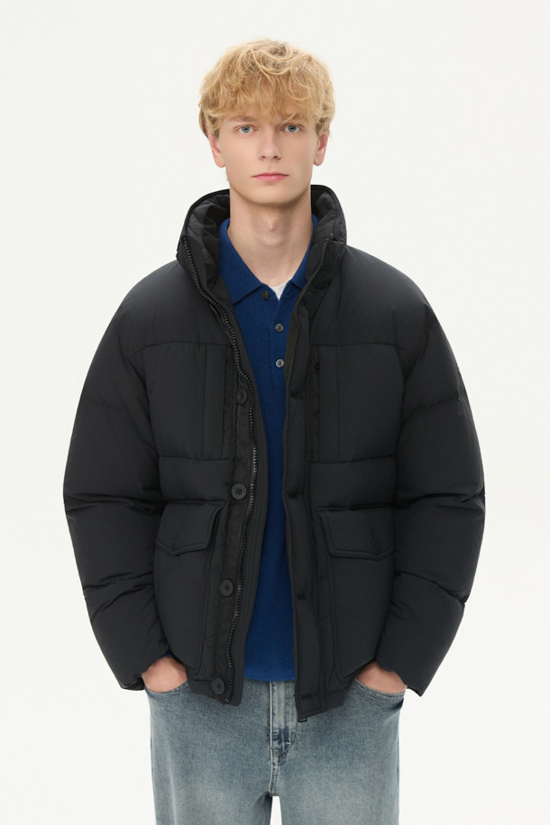 세미 오버핏으로 편안하게 착용 가능한 퀼팅 다운 점퍼입니다. 겨울철 추위를 막아주는 두꺼운 두께감과 보온 및 방풍 기능으로 따뜻함을 제공합니다. 부드러운 촉감의 나일론 소재와 블랙 컬러의 무지 디자인으로 캐주얼, 미니멀, 클래식 등 다양한 스타일 연출에 활용할 수 있습니다. 멀티 포켓, 지퍼 테이프 부분 노출, 밑단 스트링, 내장 후드, 벨보아 넥 안감, 이너 커프스 엘라스틱 밴드, 머스코비 다운 충전재 등 디테일이 돋보입니다. 출근룩, 여행룩 등 일상에서 폭넓게 활용 가능하며, 긴 소매와 지퍼형 여밈 방식으로 편의성을 더했습니다.
