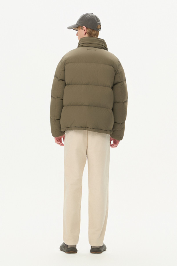 **퀼팅 다운 점퍼**

쌀쌀한 겨울 날씨에도 따뜻함과 스타일을 놓치지 않도록 퀼팅 디자인의 다운 점퍼를 소개합니다. 카키와 올리브 두 가지 색상으로 출시되어, 캐주얼, 미니멀, 시티보이 룩을 연출하기 좋습니다. 부드러운 나일론 소재와 두꺼운 두께감으로 보온성과 방풍 기능을 제공하며, 세미 오버핏으로 편안하게 착용 가능합니다. 멀티 포켓, 지퍼 테이프 노출, 밑단 스트링, 후드 내장, 벨보아 넥 안감, 이너 커프스 엘라스틱 밴드, 머스코비 다운 충전재 등 다양한 디테일이 돋보입니다. 출근룩과 여행룩 모두에 활용할 수 있는 실용적인 아이템입니다.
