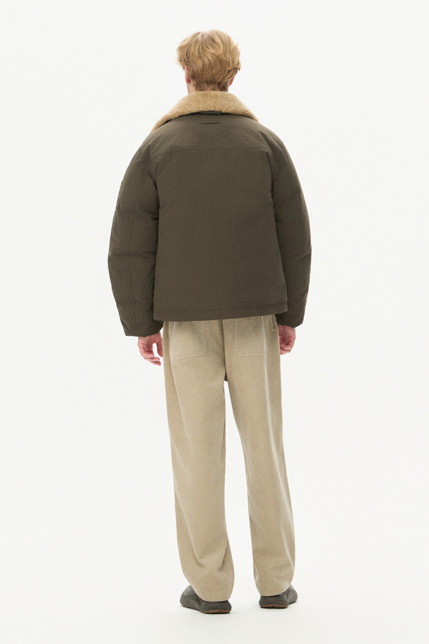 스핏파이어 베이직 다운 점퍼는 겨울철 일상과 출근룩에 모두 잘 어울리는 아우터입니다. 밀리터리 스타일과 베이직한 디자인이 조화롭게 어우러져 클래식, 미니멀, 캐주얼 등 다양한 스타일을 연출할 수 있습니다. 카키 색상의 무지 디자인에 두꺼운 두께감과 거친 촉감의 나일론 소재를 사용하여 보온성을 높였습니다. 탈착 가능한 리얼 무통 카라와 립 커프스, 노출 지퍼 포켓, 삼각무 패치 등의 디테일이 돋보이며, 머스코비 다운 충전재로 따뜻함을 더했습니다. 베이직핏의 긴 소매 다운 점퍼로, 지퍼 여밈 방식으로 편안하게 착용할 수 있습니다.
