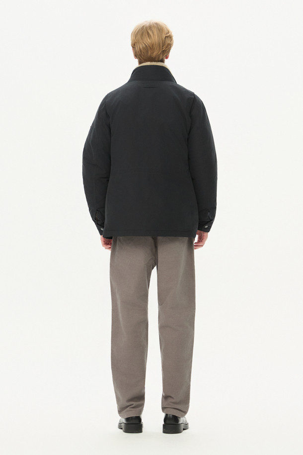 스핏파이어 사파리 다운 점퍼는 겨울철 일상과 출근룩에 모두 잘 어울리는 베이직핏 다운 점퍼입니다. 모던하고 클래식한 스타일의 무지 디자인으로, 허리 엘라스틱 스트링으로 사이즈 조절이 가능합니다. 넉넉한 두께감과 부드러운 촉감의 나일론, 폴리에스테르 혼방 소재로 제작되었으며, 구스다운 충전재를 사용하여 보온성을 높였습니다. 3포켓 구성과 액션 플리츠 디테일, 탈부착 가능한 무통 패널을 갖추어 실용성을 더했습니다. 긴 소매 기장의 사파리 코트 타입으로, 스냅 버튼 여밈 방식을 적용했습니다.
