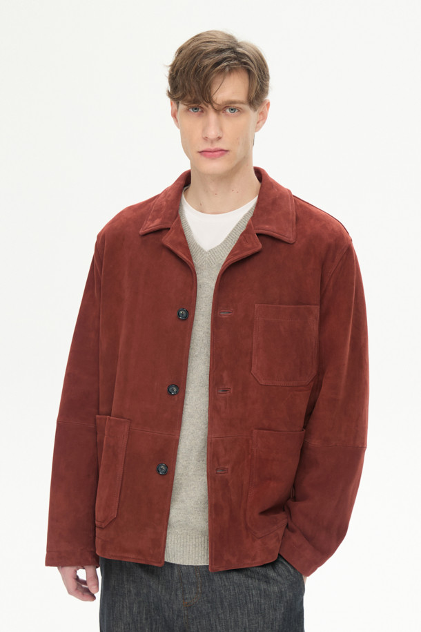 부드러운 촉감의 램 스웨이드 소재로 제작된 초어 재킷입니다. 가을 계절에 어울리는 브릭 컬러와 여유로운 핏으로 캐주얼 또는 클래식 스타일을 연출할 수 있습니다. 3개의 아웃포켓 디테일과 높은 통기성, 수분감을 갖춰 활동성은 물론 편안함까지 선사합니다. 데이트룩, 모임룩, 출근룩 등 TPO에 구애받지 않고 다양하게 활용 가능합니다. 가슴둘레 115cm 기준으로 제작되었습니다.
