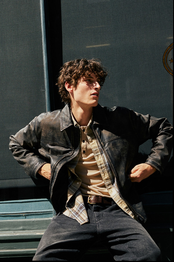 베지터블 레더 이팩트 블루종은 부드러운 촉감의 베지터블 램스킨 가죽으로 제작되어 가을 시즌, 데이트룩, 가을 나들이룩, 겨울 데일리룩에 활용하기 좋은 아우터입니다. 클래식과 캐주얼 무드를 넘나들며, 루즈핏으로 편안한 착용감을 선사합니다. 하이넥 실루엣과 플랩 포켓, 립 마감 디테일이 돋보이며, 투톤 워싱 이펙트와 은은한 광택감이 특징입니다. 집업 스타일로 간편하게 착용 가능하며, 미니멀한 스타일을 선호하는 분들께 추천합니다. 블랙 컬러의 무지 디자인으로, 어떤 옷에도 쉽게 매치할 수 있습니다.
