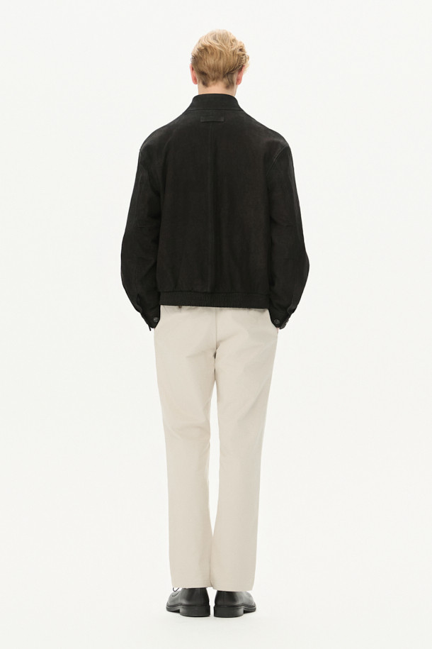 부드러운 누벅과 램스킨 소재로 제작된 블랙 컬러의 누벅 레더 해링턴 점퍼입니다. 캐주얼과 클래식 무드를 모두 담아낸 디자인으로, 데이트룩과 모임룩에 활용하기 좋습니다. 스탠드 칼라와 플랩 포켓, 버튼 커프, 가죽 립 마감, 워싱 가공 디테일이 돋보입니다. 루즈핏으로 편안한 착용감을 선사하며, 가을 시즌에 어울리는 긴소매 기장의 집업 스타일 아우터입니다. 미니멀한 스타일을 즐기는 분들께 추천합니다.
