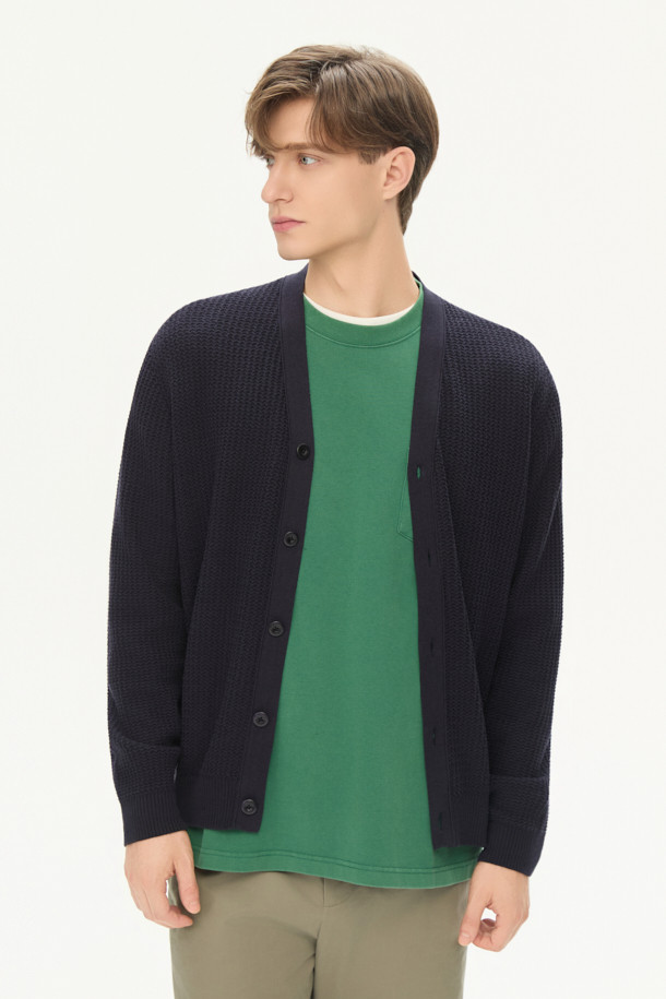 가을 베이직 Y 가디건은 가을과 겨울에 어울리는 두꺼운 두께감의 긴소매 가디건입니다. 네이비 색상으로, 출근룩, 클래식, 미니멀, 캐주얼 스타일에 모두 잘 어울립니다. 면, 레이온, 린넨 혼방의 부드러운 촉감과 헤링본 패턴이 특징이며, 이중 조직으로 제작되어 볼륨감 있는 디자인을 연출합니다. 7월부터 12월까지 간절기에도 착용하기 적합하며, 청량한 원사를 사용하여 쾌적하게 착용할 수 있습니다. V넥 레귤러핏 디자인으로 어떤 스타일에도 쉽게 매치할 수 있습니다.
