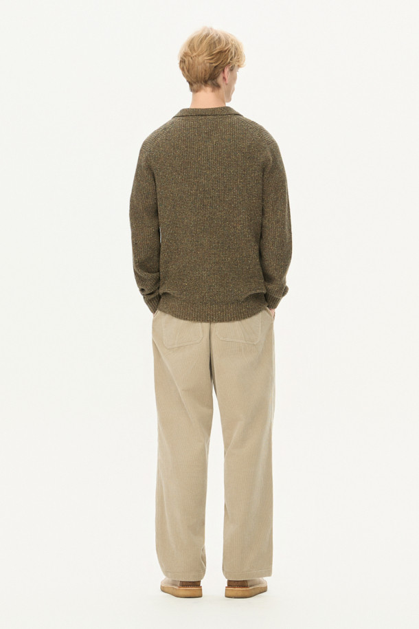 가을과 겨울을 위한 와플 조직 폴로 니트입니다. 이탈리아 수입 방모 혼방 울 소재로 제작되어 부드러운 촉감을 선사하며, 두꺼운 두께감으로 따뜻함을 더합니다. 캐주얼, 클래식, 미니멀 스타일을 모두 아우르는 디자인으로, 출근룩과 모임룩에 활용하기 좋습니다. 네프얀 소재를 사용하여 은은한 멋을 내며, 세미 와이드 립 조직 카라와 2×2 립 조직 앞단이 특징입니다. 루즈핏으로 편안하게 착용 가능하며, 카키 색상과 긴 소매 기장이 돋보입니다.