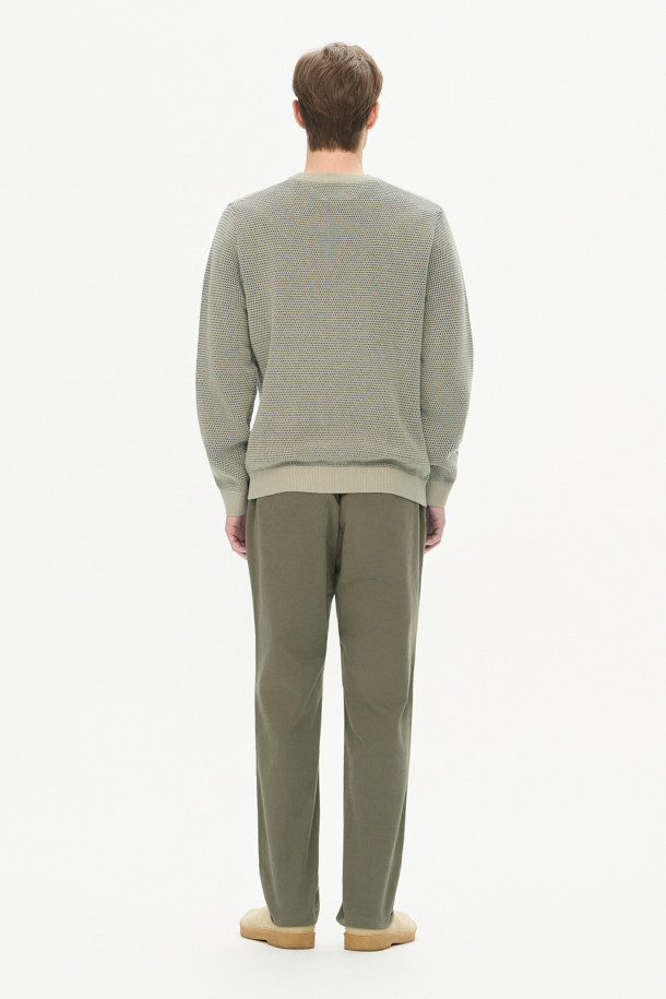 겉과 속을 다른 컬러로 편직하여 은은한 멋을 더한 잔조직 라운드 풀오버입니다. 코튼과 캐시미어 혼방 소재로 제작되어 부드러운 촉감과 보온성을 자랑하며, 가을부터 겨울까지 폭넓게 활용할 수 있습니다. 허니콤 패턴의 잔잔한 텍스처가 돋보이며, 이중 편직 기법으로 볼륨감 있는 실루엣을 연출합니다. 세미 루즈핏 라운드넥 디자인으로, 출근룩이나 모임룩 등 다양한 TPO에 클래식, 미니멀, 캐주얼 스타일로 코디할 수 있습니다. 9월부터 2월까지 착용하기 좋습니다.
