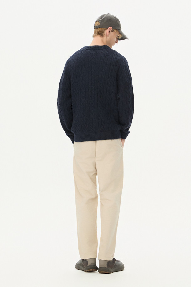 네이비 컬러의 케이블 라운드 풀오버입니다. 알파카, 울, 나일론 혼방 소재로 제작되어 부드러운 촉감과 뛰어난 보온성을 제공하며, 가을, 겨울 시즌에 착용하기 좋습니다. 루즈핏으로 편안한 착용감을 선사하며, 볼륨감 있는 디자인과 브러시드 텍스처, 실키한 광택감이 특징입니다. 2×2 립 조직 마감으로 디테일을 더했으며, 클래식, 캐주얼, 미니멀 스타일 모두 소화 가능하여 출근룩, 모임룩 등 다양한 시간과 장소와 경우에 활용할 수 있습니다.