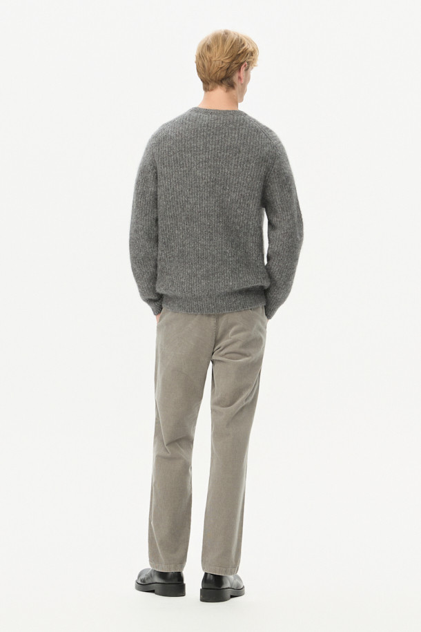 이탈리아 프리미엄 베이비 알파카 블렌드 소재의 수입사 라운드 풀오버입니다. 멜란지 그레이 컬러에 부드러운 실키함이 돋보이는 제품으로, 가을과 겨울에 따뜻하게 착용할 수 있습니다. 데일리룩, 출근룩, 비즈니스 캐주얼에 활용하기 좋으며, 클래식, 미니멀, 캐주얼 스타일을 모두 소화합니다. 세미 루즈핏의 긴소매 라운드넥 디자인으로, 볼륨감 있는 립 변형 조직과 가벼운 착용감을 선사합니다. 늘어짐과 변형을 최소화하여 오래도록 만족스러운 핏을 유지합니다.
