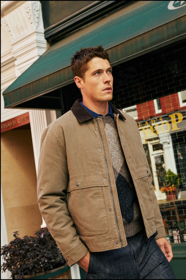 **아가일 라운드 풀오버**는 가을, 겨울 시즌에 어울리는 클래식하고 빈티지한 감성의 니트 스웨터입니다. 브라운, 블랙, 그레이 세 가지 색상으로 만나볼 수 있으며, 출근룩과 모임룩에 모두 활용 가능합니다. 세미 루즈핏으로 편안한 착용감을 선사하며, 라운드넥 디자인으로 다양한 스타일 연출이 용이합니다. 울과 나일론 혼방의 고급스러운 소재에 네프사 텍스처와 볼륨감 있는 원사를 사용하여 따뜻하고 포근한 느낌을 줍니다. 2x2 립 조직 마감과 아가일 패턴이 돋보이며, 가슴둘레 110cm로 넉넉한 핏을 자랑합니다.
