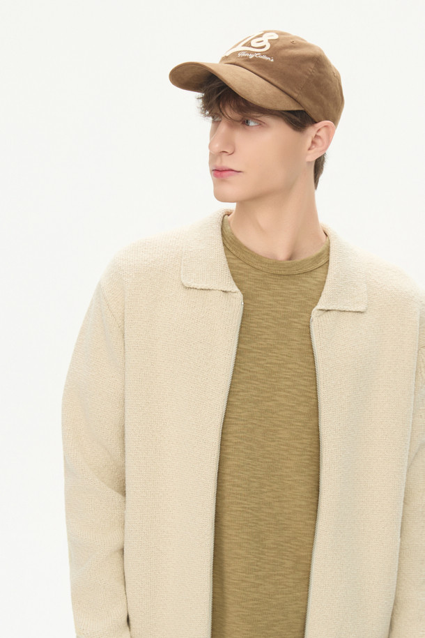 베이지 컬러의 집업 가디건입니다. 슬럽 코튼 100% 소재로 제작되어 부드러운 볼륨감과 편안한 착용감을 선사합니다. 립 조직 포켓 디테일이 돋보이며, 스판 혼용 립 조직 소매와 밑단 마감으로 활동성을 높였습니다. 넉넉한 루즈핏으로 내추럴하고 캐주얼한 스타일을 연출하기 좋으며, 가을, 겨울철 산책룩이나 집콕룩에 활용하기 좋습니다. 카라 디자인과 무지 패턴으로 미니멀하고 클래식한 분위기를 더했습니다. 가슴둘레는 112cm입니다.
