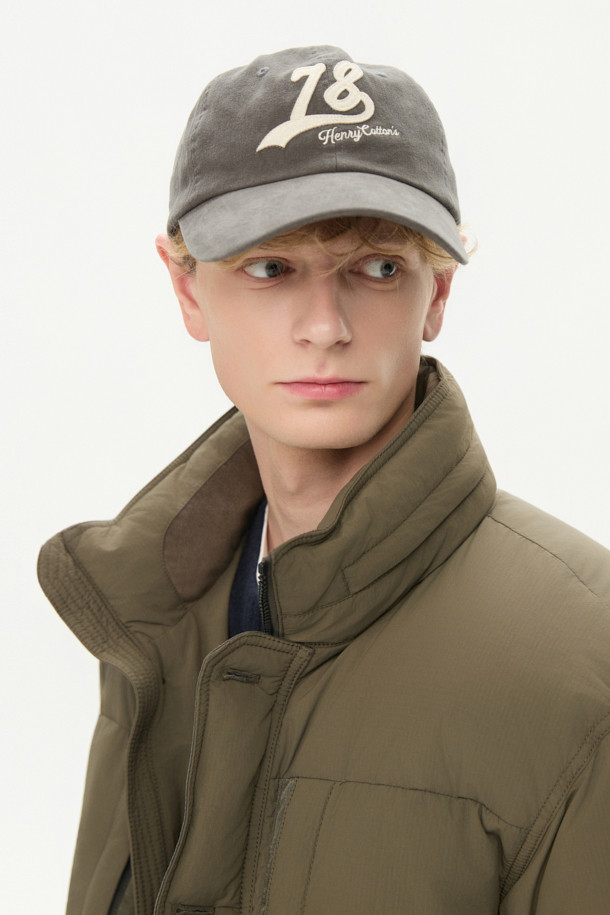 NEW 78 로고 볼캡은 유아동을 위한 캐주얼, 미니멀, 클래식 스타일의 볼캡입니다. 부드러운 면 소재에 워싱 가공하여 편안한 착용감을 선사하며, 빈티지하면서도 세련된 분위기를 연출합니다. 펠트 아플리케와 자수 디테일의 로고 패턴이 돋보이며, 산책룩에 잘 어울립니다. 그레이 컬러로 어떤 옷에도 매치하기 용이하며, 사이즈 조절 기능으로 아이에게 맞게 조절할 수 있습니다.
