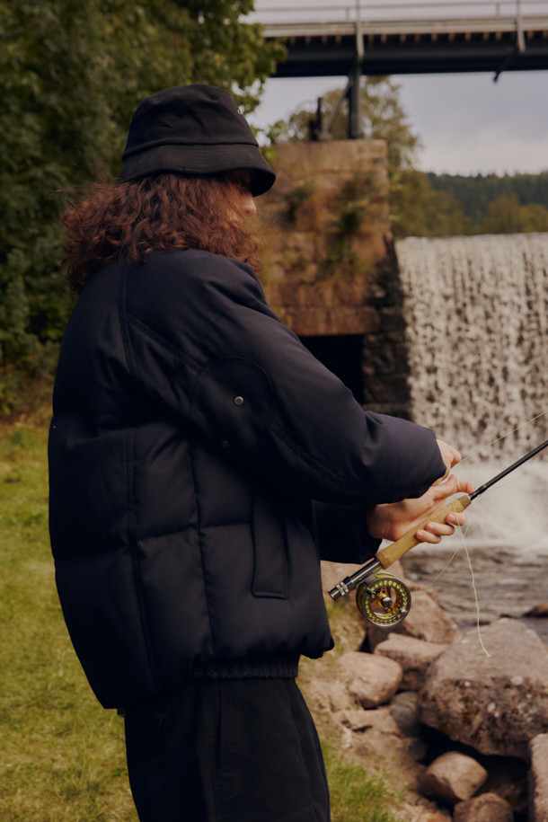 FFC x 도큐먼트 버킷햇은 FFC와 Document의 콜라보레이션으로 탄생한 모자입니다. 몰스킨 코튼 혼방 원단을 사용하여 부드러운 촉감과 편안한 착용감을 제공하며, 일상, 여행, 산책 등 다양한 TPO에 활용하기 좋습니다. 무지 디자인에 블랙 컬러로 어떤 스타일에도 잘 어울리며, 캐주얼, 미니멀, 클래식 스타일을 즐겨 입는 분들께 추천합니다. 일반적인 모자 깊이와 챙 넓이로 제작되어 유행을 타지 않고 오랫동안 착용할 수 있습니다. 라벨 장식이 돋보이는 버킷햇으로, 여름, 가을, 겨울철 데일리룩에 포인트를 더해보세요.
