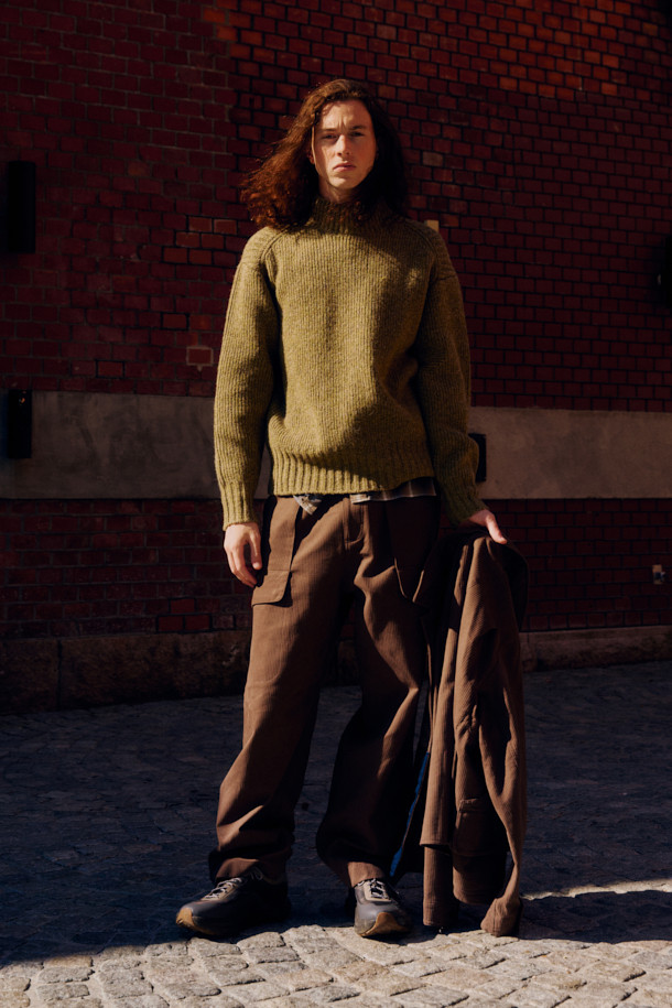 FFC (에프에프씨) x DOCUMENT (도큐먼트) 이탈리안 코튼 피싱 팬츠는 가을, 겨울 시즌에 어울리는 캐주얼하고 빈티지한 무드의 카고 팬츠입니다. 은은한 광택과 부드러운 촉감이 특징인 이탈리아 올림피아스社의 면 소재를 사용하여 편안한 착용감을 선사합니다. 루즈핏으로 제작되었으며, 6개의 기능적인 포켓 디테일과 가먼트 워싱 가공으로 실용성과 빈티지한 멋을 더했습니다. 피싱 자켓과 함께 셋업으로 착용하여 더욱 스타일리시한 가을 나들이룩, 캠핑룩을 연출할 수 있습니다.