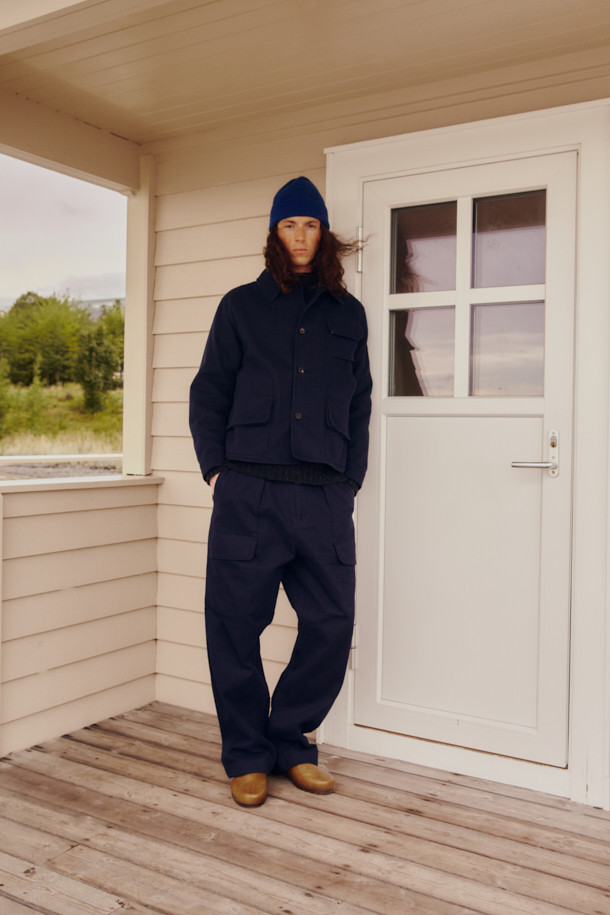 FFC x DOCUMENT (FFC x 도큐먼트)의 이탈리안 코튼 피싱 팬츠는 가을, 겨울 시즌 남성들을 위한 캐주얼 및 클래식 스타일의 긴 바지입니다. 부드러운 촉감의 이탈리아 올림피아스사 면 원단을 사용하여 편안한 착용감을 제공하며, 루즈핏으로 제작되었습니다. 여섯 개의 기능적인 포켓과 가먼트 워싱 처리로 실용성과 빈티지한 매력을 더했습니다. 네이비 컬러의 무지 디자인으로 다양한 상의와 매치하기 좋으며, 피싱 재킷과 함께 셋업 스타일링도 가능합니다. 가을 나들이룩, 겨울 데일리룩, 여행룩 등 폭넓은 시간과 장소와 상황에 활용할 수 있습니다.