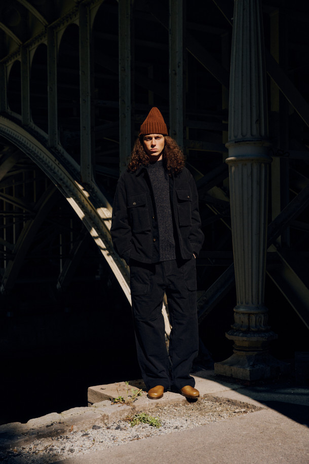 FFC x DOCUMENT (FFC x 도큐먼트) 이탈리안 몰스킨 셋업 팬츠는 가을, 겨울 시즌을 위한 바지입니다. 이탈리아 올림피아스社의 부드러운 몰스킨 소재를 사용하여 뛰어난 착용감을 선사하며, 루즈핏으로 편안한 활동성을 제공합니다. 블랙 컬러의 무지 디자인으로 심플, 캐주얼, 포멀 등 다양한 스타일을 소화하며, 여섯 개의 포켓 디테일과 빈티지 피싱 팬츠 디자인이 특징입니다. 셋업으로도 활용 가능하여 겨울 데일리룩, 산책룩 등 폭넓은 시간과 장소와 상황에 어울리는 클래식, 캐주얼, 미니멀 스타일을 연출할 수 있습니다.