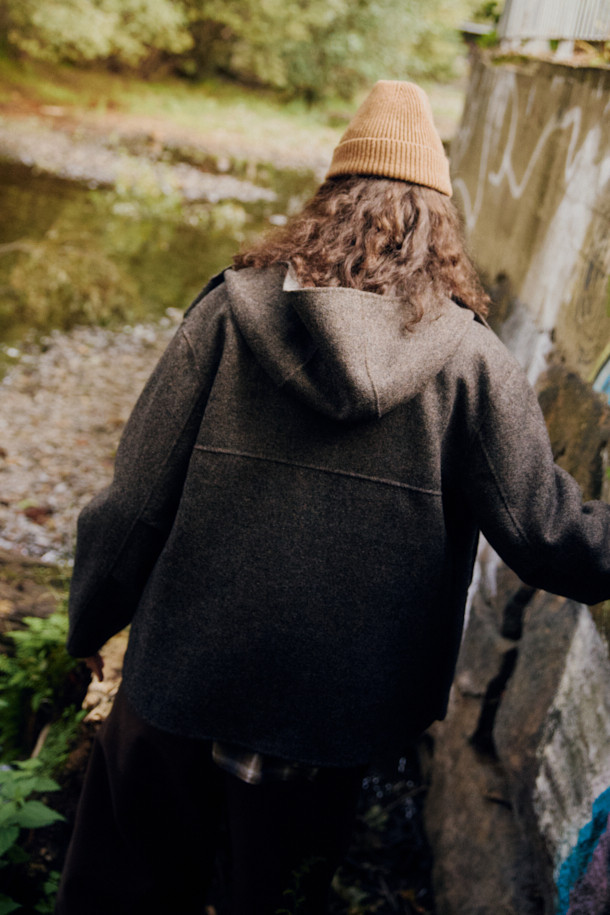 FFC x DOCUMENT(FFC x 도큐먼트) 울 핸드메이드 후드 파카는 가을과 겨울 시즌, 일상과 포멀한 스타일 모두 소화 가능한 아우터입니다. 세미 루즈핏으로 편안한 착용감을 제공하며, 부드러운 촉감의 두꺼운 울 소재로 제작되어 보온성을 높였습니다. 이탈리아 마니파투라 디 카르미냐노 社의 더블페이스 멜톤 원단을 사용하여 핸드메이드 마감의 고급스러움을 더했습니다. 멜란지 텍스처가 특징이며, 클래식, 미니멀, 캐주얼 등 다양한 스타일 연출에 용이합니다. 겨울 데일리룩, 출근룩, 모임룩에 활용하여 세련된 스타일을 완성해보세요.