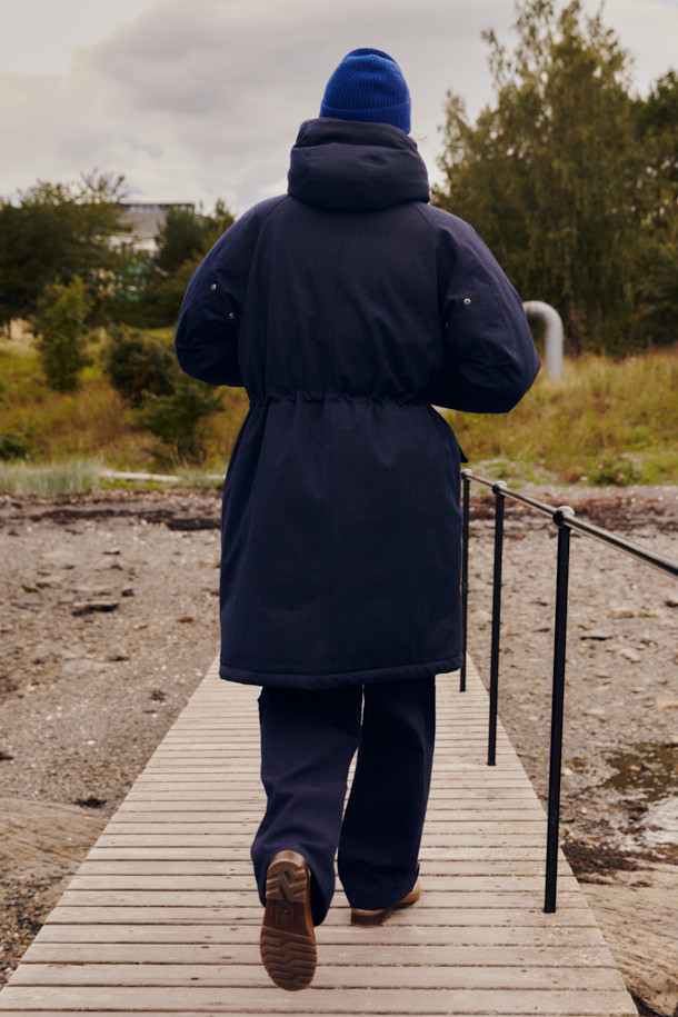 FFC x DOCUMENT(FFC x 도큐먼트) 테크니컬 울 구스다운 파카는 겨울철 데일리룩을 위한 클래식하고 미니멀한 스타일의 아우터입니다. 네이비 컬러의 무지 디자인으로, 울 소재 특유의 부드러운 촉감과 두꺼운 두께감이 특징입니다. 90/10 구스다운 충전재, 라글란 소매, 조절 가능한 스트링, 이중 포켓, 암홀 무 패치 디자인 등 디테일한 요소들이 돋보입니다. 보온, 방풍, 투습 기능을 갖춰 추운 날씨에도 쾌적하게 착용할 수 있습니다. 집업 방식으로 편안하게 여밀 수 있으며, 루즈핏으로 편안한 착용감을 선사합니다.
