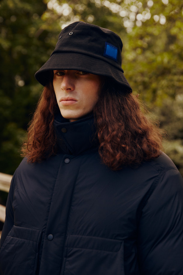 FFC x DOCUMENT (FFC x 도큐먼트) 피셔맨 셔팅 구스 다운 재킷은 겨울철 데일리룩을 위한 미니멀하고 클래식한 스타일의 아우터입니다. 블랙 컬러에 무지 디자인으로 어떤 옷에도 쉽게 매치할 수 있으며, 셔츠형 코트 타입으로 세련된 느낌을 더했습니다. 90/10 구스다운 충전재와 경량 소재를 사용하여 보온성과 편안한 착용감을 제공하며, 루즈핏으로 여유로운 실루엣을 연출합니다. 입체 포켓과 여유있는 어깨라인이 특징이며, 투웨이 지퍼 여밈 방식으로 실용성을 높였습니다.
