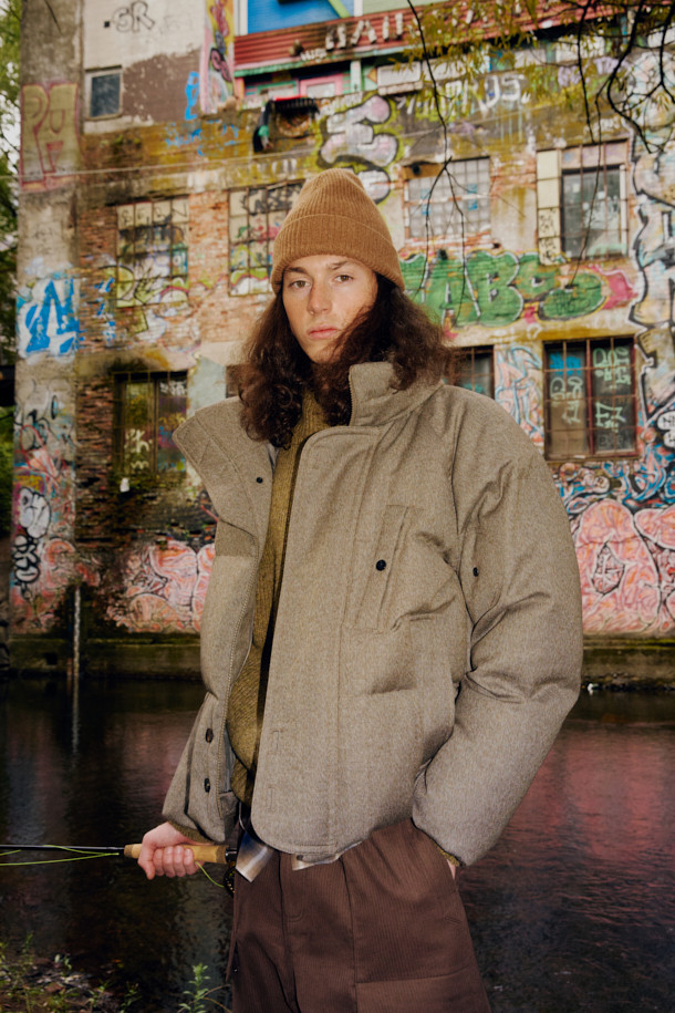 FFC x 도큐먼트 울 헤비 다운 파카는 추운 겨울, 일상과 피싱 활동 모두를 아우르는 활용성을 자랑하는 다운 파카입니다. 부드러운 울 소재를 사용하여 고급스러운 촉감을 선사하며, 짙은 그레이 컬러가 클래식하면서도 모던한 스타일을 연출합니다. 루즈핏으로 편안한 착용감을 제공하며, YKK 투웨이 지퍼, 내장형 후드, 허리 및 밑단 스트링, 라글란 소매, 암홀 패널 설계 등 다양한 디테일로 기능성을 더했습니다. 보온성과 통기성을 갖춰 겨울철에도 쾌적하게 착용 가능하며, 미니멀하고 캐주얼한 스타일을 선호하는 분들께 적합합니다.
