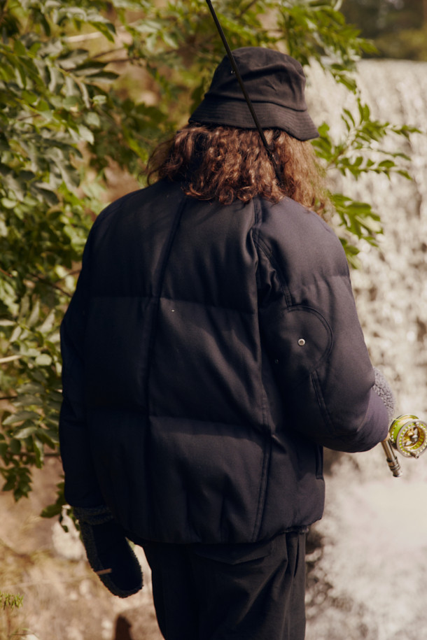 FFC x DOCUMENT (FFC x 도큐먼트) 울 헤비 다운 파카는 겨울철 데일리룩을 위한 클래식하고 미니멀한 스타일을 제안합니다. 부드러운 촉감의 울 소재로 제작되었으며, 두꺼운 두께감으로 뛰어난 보온성을 자랑합니다. 라글란 소매와 암홀 패널 설계를 통해 편안한 착용감을 제공하며, YKK 투웨이 지퍼, 허리 및 밑단 스트링, 내장형 후드 등의 디테일로 기능성을 더했습니다. 블랙 컬러의 무지 디자인으로 어떤 스타일에도 쉽게 매치할 수 있는 실용적인 다운 파카입니다.
