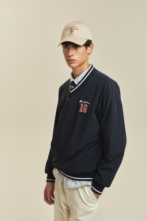 [BSC X 클로브] 윈드스토퍼 풀오버 셔츠 (U)는 가을과 초겨울에 적합한 유니섹스 윈드스토퍼 풀오버 셔츠입니다. 네이비 컬러의 루즈핏으로, 클래식과 스포티한 스타일을 동시에 연출할 수 있습니다. 겉감은 바삭바삭한 나일론 소재이며, 안감은 기모 처리되어 보온성을 높였습니다. 방풍 기능을 갖추어 골프, 일상, 가을 나들이 등 다양한 TPO에 활용 가능하며, 립 배색과 자수 디테일이 특징입니다. [BSC X 클로브] 콜라보레이션으로 제작된 제품입니다.
