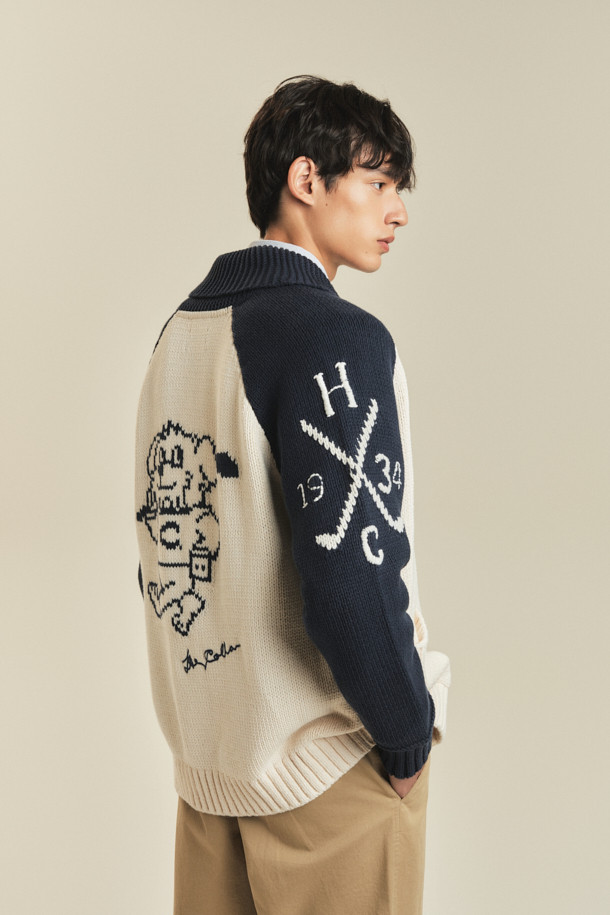 **BSC X 클로브** 카우이찬 가디건 (U)은 네이비와 아이보리 두 가지 색상으로 제공되는 유니섹스 가을용 니트/스웨터입니다. 루즈핏으로 제작되어 편안한 착용감을 선사하며, 두꺼운 두께감과 도톰한 촉감으로 보온성을 높였습니다. 집업 디자인에 전면 2WAY 메탈 지퍼와 리브 포켓, '16' 넘버링, 후면 강아지 그래픽, 투톤 컬러 블록 등의 디테일이 돋보입니다. 자가드 패턴과 긴 소매, 립 마감으로 클래식하고 스포티한 무드를 동시에 연출하며, 가을 나들이룩과 집콕룩에 모두 잘 어울립니다.
