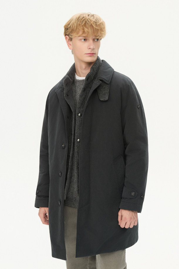 파일럿 프리모는 겨울철 클래식한 스타일을 완성하는 남성용 파일럿 코트입니다. 이탈리아 올메텍스사 코튼 혼방 소재와 포르투갈 피테콤사 울 헤링본 트위드의 조화가 고급스러운 외관을 선사하며, 블랙 컬러로 시크한 매력을 더합니다. 구스다운 충전재와 분리형 다운 베스트를 사용하여 보온성과 경량성을 동시에 갖추었습니다. 출근룩, 모임룩, 연말 모임룩 등 다양한 때와 장소와 목적에 적합하며, 미니멀하고 시크한 스타일을 연출하기 좋습니다. 긴 소매와 레귤러핏으로 제작되어 편안한 착용감을 제공합니다.