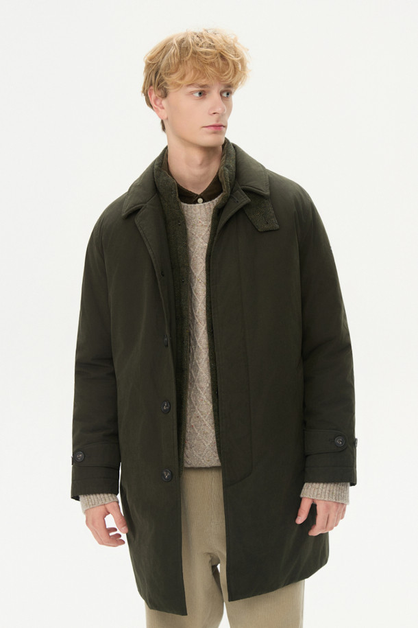 파일럿 Primo(프리모)는 겨울철 출근룩을 위한 클래식하고 미니멀한 스타일의 파일럿 코트입니다. 블랙과 올리브 두 가지 색상으로 제공되며, 넉넉한 레귤러핏과 레귤러 기장으로 편안한 착용감을 선사합니다. 면과 울 혼방의 두꺼운 소재와 구스다운 충전재, 탈부착 다운 베스트, 넥 마스크가 적용되어 뛰어난 보온성을 제공하며, 워싱 가공 및 왁스 코팅으로 내구성을 높였습니다. 버튼 여밈 방식이며, 긴 소매 디자인으로 겨울철에도 따뜻하게 착용할 수 있습니다.
