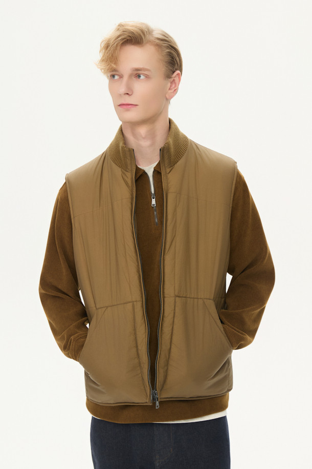 남성용 파일럿 Neo 코트는 클래식과 모던 스타일을 아우르는 겨울철 필수 아우터입니다. 베이지색상의 레귤러핏 디자인으로, 일상, 출근룩, 모임룩 등 다양한 TPO에 활용하기 좋습니다. 고급스러운 부드러운 촉감의 폴리에스테르, 면, 나일론 혼방 소재에 두꺼운 두께감으로 보온성을 높였습니다. 탈부착 패딩 베스트, 하이넥 디자인, 발마칸 카라, 머스코비 충전재, 다이아몬드 피치 가공, 수지 코팅 및 에어로 워싱 처리 등 섬세한 디테일이 돋보입니다. 안감은 패딩으로 제작되어 한겨울 추위에도 따뜻함을 유지해 줍니다.
