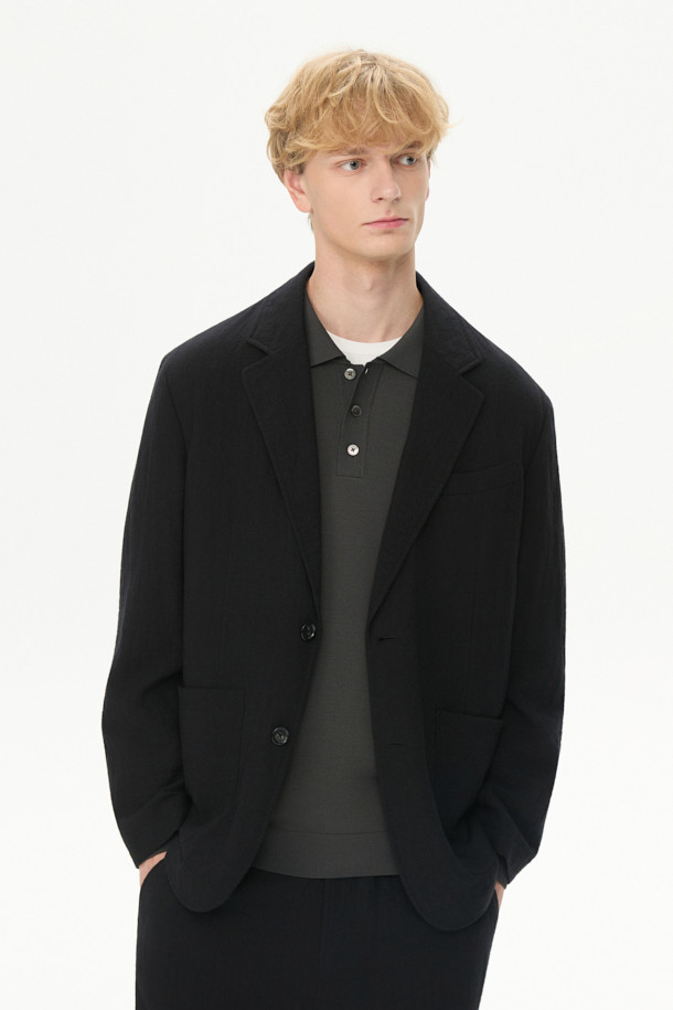 이탈리안 원단으로 제작된 울 써커 크리즈 셋업 재킷입니다. 가을 시즌에 어울리는 블랙 컬러의 싱글 버튼 블레이저로, 톤온톤의 미니멀한 디자인이 특징입니다. 루즈핏으로 편안함을 더하고, 크리즈 가공으로 세련된 실루엣을 연출합니다. 웰트 포켓과 아웃 포켓 디테일이 실용성을 높였으며, 안감 처리를 통해 부드러운 착용감을 선사합니다. 출근룩, 비즈니스 캐주얼, 모임룩 등 다양한 TPO에 미니멀, 클래식, 캐주얼 스타일로 활용하기 좋습니다.
