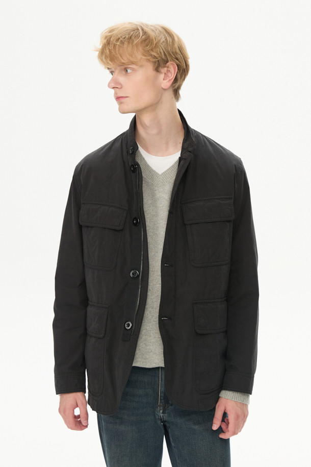 이번 시즌, 당신의 스타일을 책임질 왁스 코튼 패딩 탈착 재킷입니다. 4포켓 구조와 컨버터블 카라 디자인으로 실용성과 멋을 동시에 잡았습니다. 왁스 가공과 피치 가공을 거친 부드러운 촉감의 면, 나일론, 폴리에스터 혼방 소재로 제작되어 가을과 초겨울, 쌀쌀한 날씨에도 따뜻하게 착용 가능합니다. 레귤러핏으로 편안한 착용감을 선사하며, 탈착 가능한 패딩으로 다양한 스타일 연출이 가능합니다. 출근룩부터 여행룩까지, 캐주얼, 클래식, 미니멀 스타일을 모두 소화하는 활용도 높은 아이템입니다.
