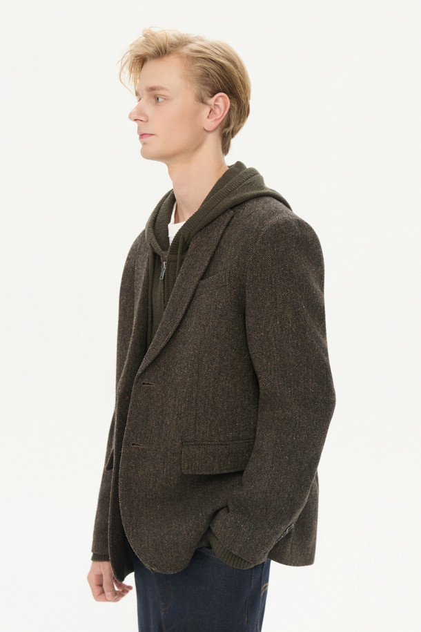 포르투갈 모르가도 원단을 사용하여 제작된 [Imported Fabric] 헤링본 울 재킷입니다. 클래식하고 미니멀한 스타일로, 오피스룩, 비즈니스 캐주얼, 모임룩 등 다양한 TPO에 활용하기 좋습니다. 부드러운 촉감의 울 소재와 레귤러핏으로 편안한 착용감을 선사하며, 가을과 겨울에 따뜻하게 입을 수 있습니다. 그린 컬러의 헤링본 패턴은 세련된 분위기를 연출하며, 아웃 플랩 포켓과 싱글 벤트 디테일로 디자인의 완성도를 높였습니다. 싱글 버튼 여밈 방식과 긴 소매 기장으로 깔끔한 실루엣을 강조합니다.
