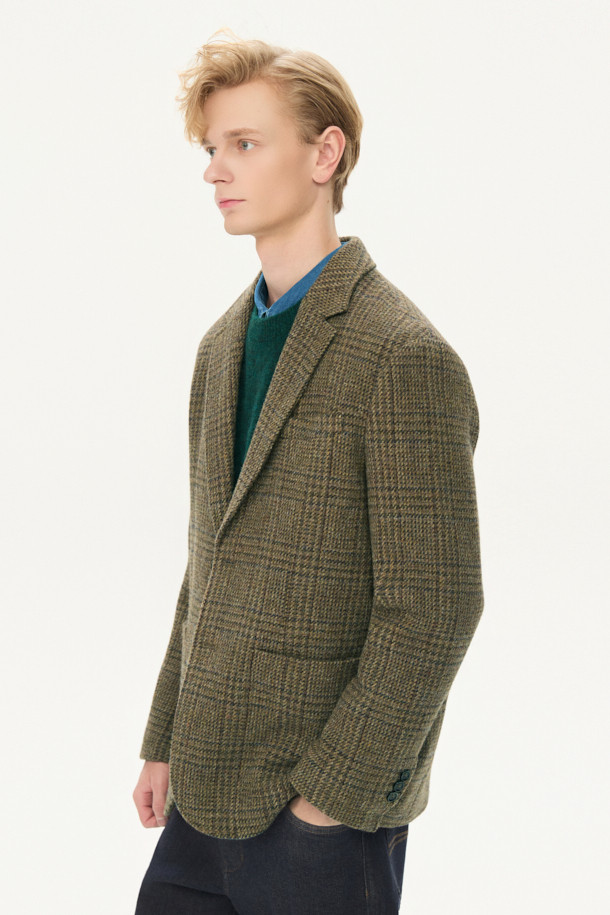 스코틀랜드 Lovat(로밧)사의 수입 원단으로 제작된 울 체크 재킷입니다. 브라운과 베이지 컬러의 조화가 돋보이는 클래식한 디자인으로, 가을과 겨울에 따뜻하고 세련된 스타일을 연출할 수 있습니다. 싱글 버튼, 릴랙스 핏, 아웃포켓 디테일이 특징이며, 오피스룩, 비즈니스 캐주얼, 모임룩 등 다양한 TPO에 활용 가능합니다. 두꺼운 울 소재로 제작되어 보온성이 뛰어나며, 미니멀한 스타일을 선호하는 분들께 추천합니다. 긴 소매 기장의 레귤러 기장 블레이저로, 싱글벤트 디테일이 편안함을 더합니다.
