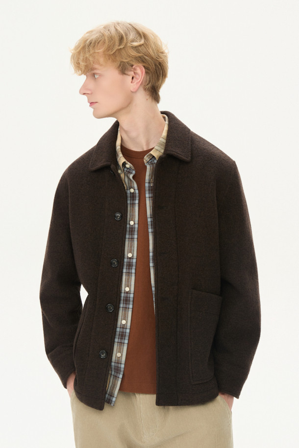 이탈리아 MTT사의 고급 울 원단을 사용하여 제작된 [Italian Fabric] 울 초어 재킷입니다. 부드러운 촉감의 보일드 울 소재로 제작되어 가을, 초겨울 시즌에 따뜻하게 착용할 수 있습니다. 캐주얼, 베이직 스타일의 무지 디자인으로, 출근룩이나 모임룩 등 다양한 TPO에 활용 가능합니다. 레귤러핏 싱글버튼 디자인에 아웃포켓 디테일을 더해 실용성을 높였으며, 소매 전체 안감 처리로 편안한 착용감을 선사합니다. 브라운, 다크브라운 두 가지 컬러로 만나보세요.
