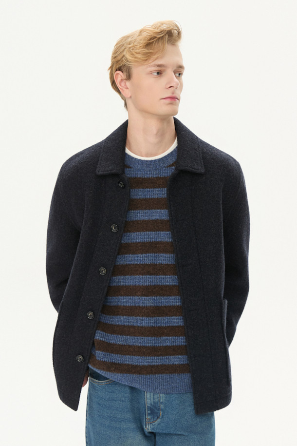 이태리 MTT사의 보일드 울 원단으로 제작된 울 초어 재킷입니다. 부드러운 촉감과 레귤러 핏으로 편안한 착용감을 선사하며, 사선 컷팅 아웃포켓과 반우라 몸판, 전체 소매 안감 디테일로 완성도를 높였습니다. 캐주얼, 베이직 스타일을 기반으로 하여 출근룩, 모임룩, 비즈니스 캐주얼 등 다양한 TPO에 활용 가능합니다. 가을, 초겨울 시즌에 적합하며, 미니멀하고 클래식한 스타일을 연출하기 좋습니다. 블랙 컬러의 무지 디자인으로 어떤 옷에도 쉽게 매치할 수 있습니다.
