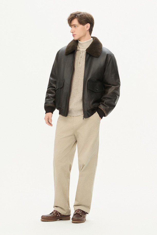 부드러운 코듀로이 소재로 제작되어 편안한 착용감을 선사하는 코듀로이 스트링 팬츠입니다. 일상생활에서 활용하기 좋은 릴랙스핏 디자인으로, 캐주얼하고 미니멀한 스타일을 연출합니다. 허리 드로우스트링으로 허리 사이즈를 조절할 수 있으며, 양 사이드 포켓과 뒷포켓으로 실용성을 더했습니다. 가을과 겨울에 따뜻하게 착용할 수 있으며, 베이지 색상으로 다양한 상의와 매치하기 용이합니다. 출근룩과 캠핑룩 등, TPO에 맞게 폭넓게 활용할 수 있습니다.
