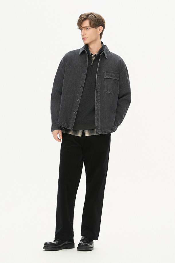 부드러운 코듀로이 소재로 제작되어 포근한 착용감을 선사하는 코듀로이 스트링 팬츠입니다. 허리 드로우스트링으로 편안한 착용감과 핏 조절이 가능하며, 양 사이드 포켓과 뒷 포켓으로 실용성을 더했습니다. 캐주얼, 미니멀, 클래식 스타일을 모두 아우르는 디자인으로, 출근룩이나 캠핑룩 등 다양한 TPO에 활용하기 좋습니다. 가을, 겨울 시즌에 안성맞춤이며, 릴랙스핏으로 편안하게 활동할 수 있습니다. 무지 디자인의 블랙 컬러로 어떤 상의와도 쉽게 매치하여 스타일리시한 룩을 연출해보세요.
