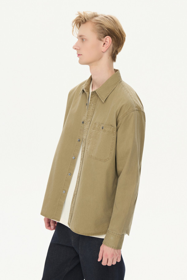 피그먼트 솔리드 셔츠 (릴렉스핏)는 가을, 겨울 시즌에 어울리는 베이지 컬러의 릴렉스핏 셔츠입니다. 부드러운 면 소재로 제작되어 편안한 착용감을 선사하며, 헨리넥 디자인과 가슴 포켓 디테일이 돋보입니다. 빈티지하면서도 베이직한 스타일로, 출근룩이나 비즈니스 캐주얼에 활용하기 좋습니다. 헨리코튼 포인트 라벨과 피그먼트 워싱, 뒷면 요크 주름 디테일이 특징이며, 톤온톤 스타일링으로 미니멀하고 클래식한 무드를 연출할 수 있습니다. 긴 소매 기장의 레귤러 기장으로, 다양한 하의와 매치하여 캐주얼한 룩을 완성해보세요.
