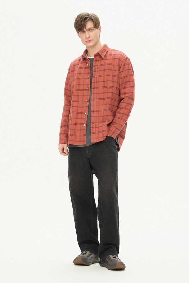 오렌지 컬러의 체크 패턴이 돋보이는 셔츠입니다. 면 소재에 두꺼운 두께감과 기모 안감으로 따뜻함을 더해 겨울철에도 포근하게 착용할 수 있습니다. 헨리코튼 라벨과 슬럽사, 트윌 원단의 조합이 빈티지하면서도 캐주얼한 스타일을 연출합니다. 가슴 포켓과 뒷면 요크 주름 디테일이 돋보이며, 컴포트핏으로 편안한 착용감을 선사합니다. 출근룩 또는 비즈니스 캐주얼, 캐주얼, 클래식, 워크웨어 스타일 모두 소화 가능한 활용도 높은 셔츠입니다.
